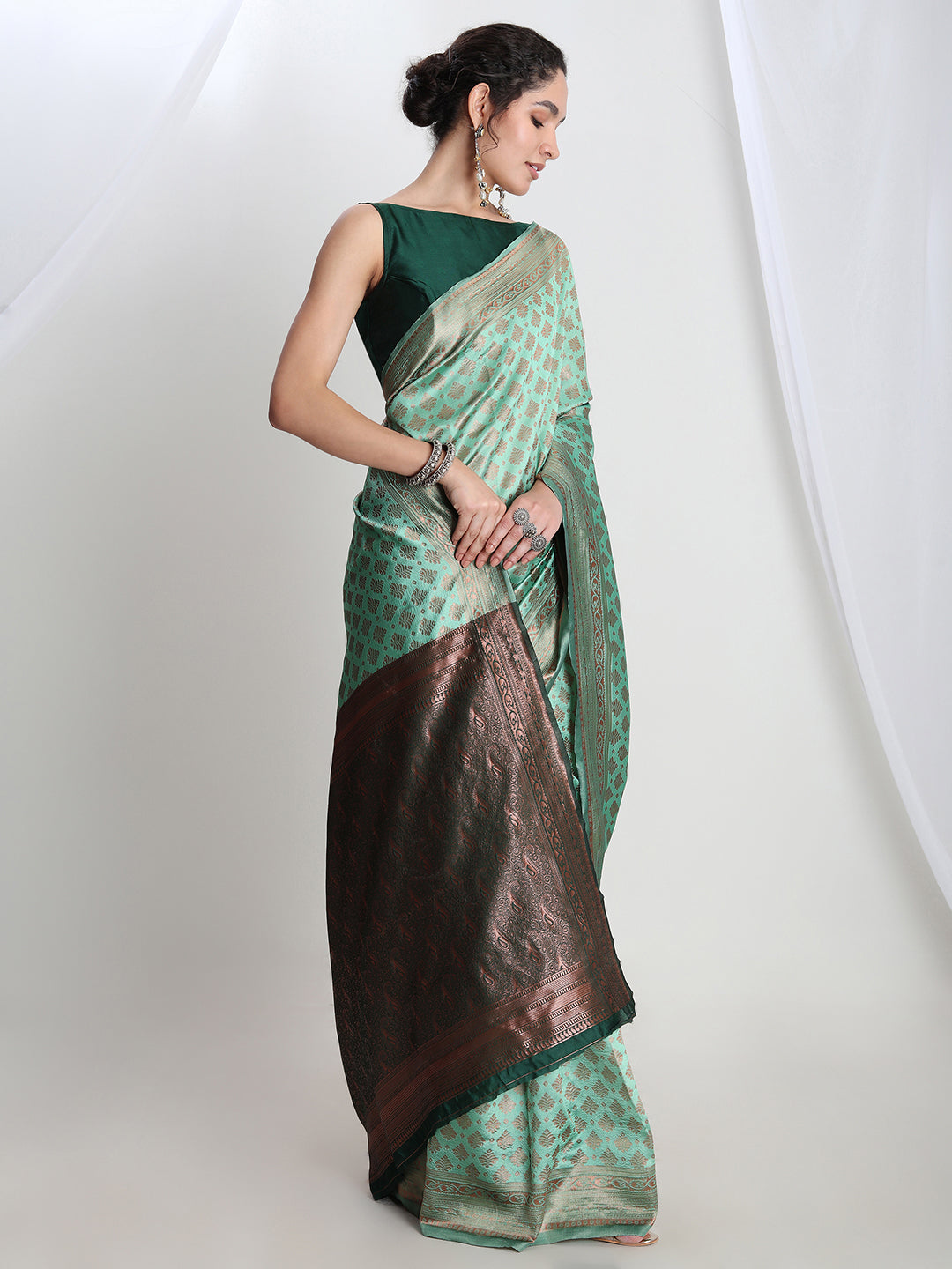 Janasya Light Green Silk Blend Ethnic Motifs Jacquard Saree