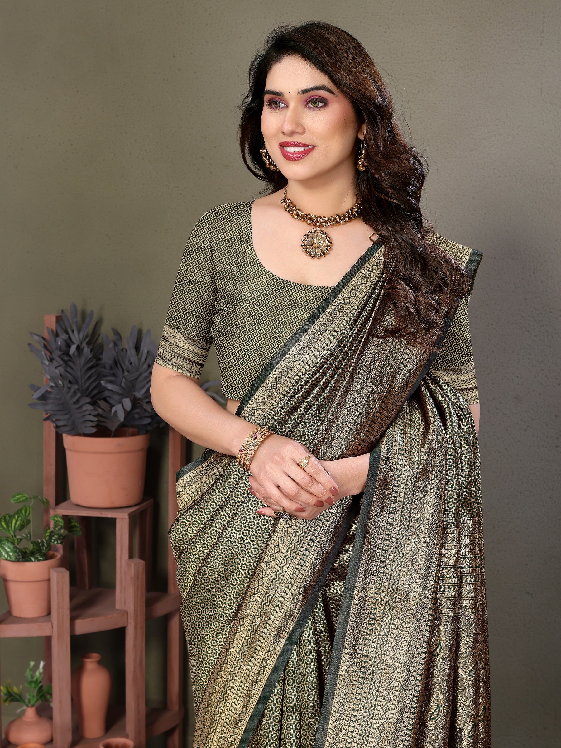 Vedant Vastram Litchi Silk Banarasi Silk Saree - Bottle Green - Distacart