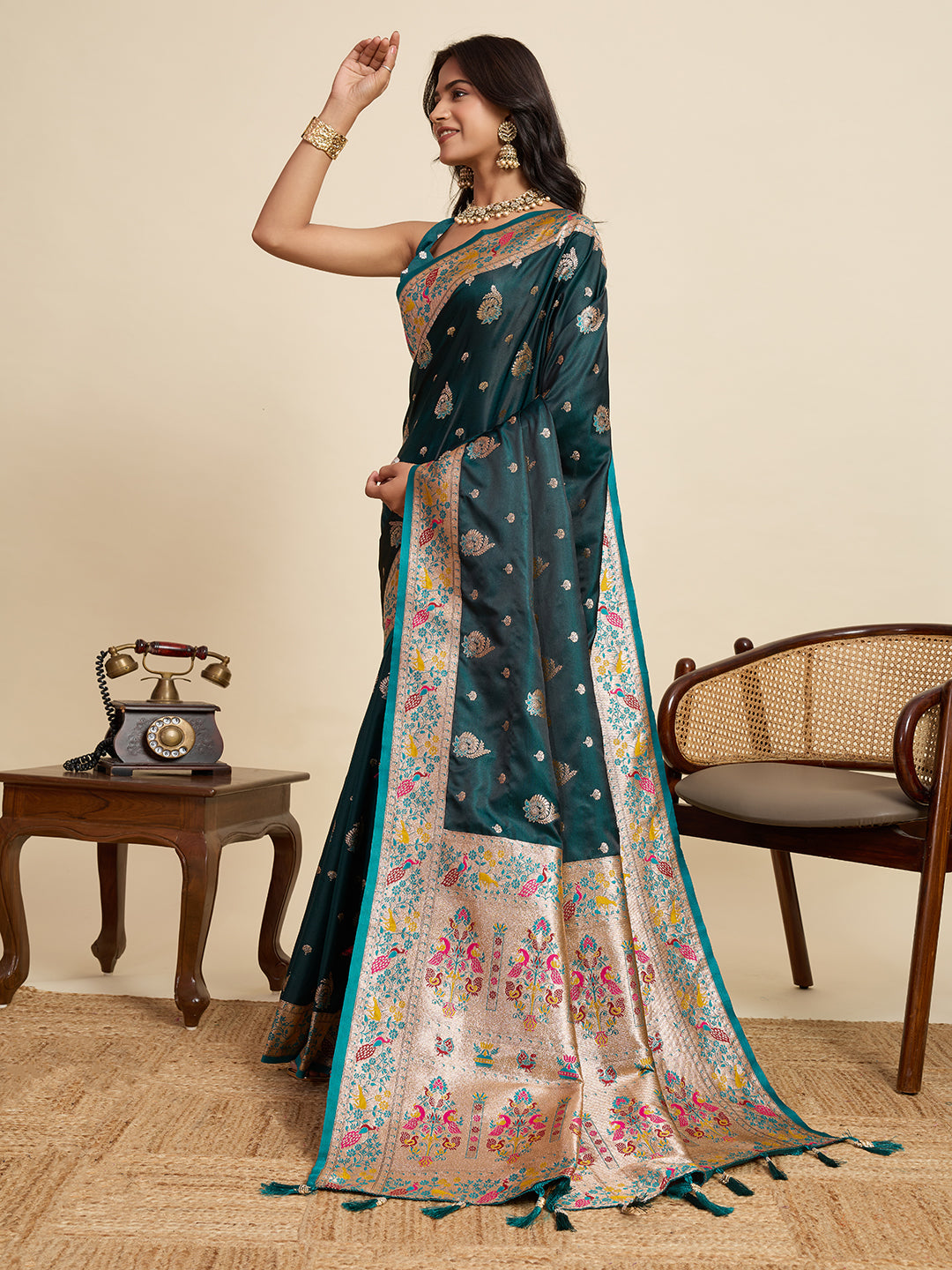 Vedant Vastram Soft Litchi Silk Paithani Jacquard Saree - Rama - Dista