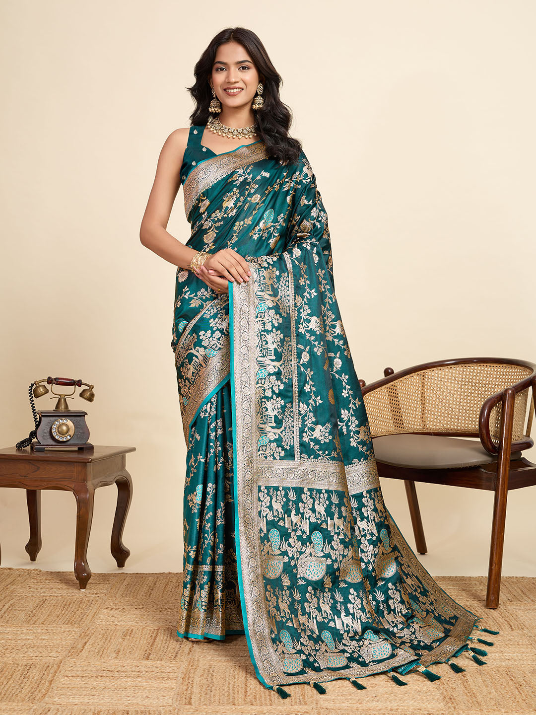 Vedant Vastram Soft Litchi Silk Paithani Jacquard Saree - Rama - Dista