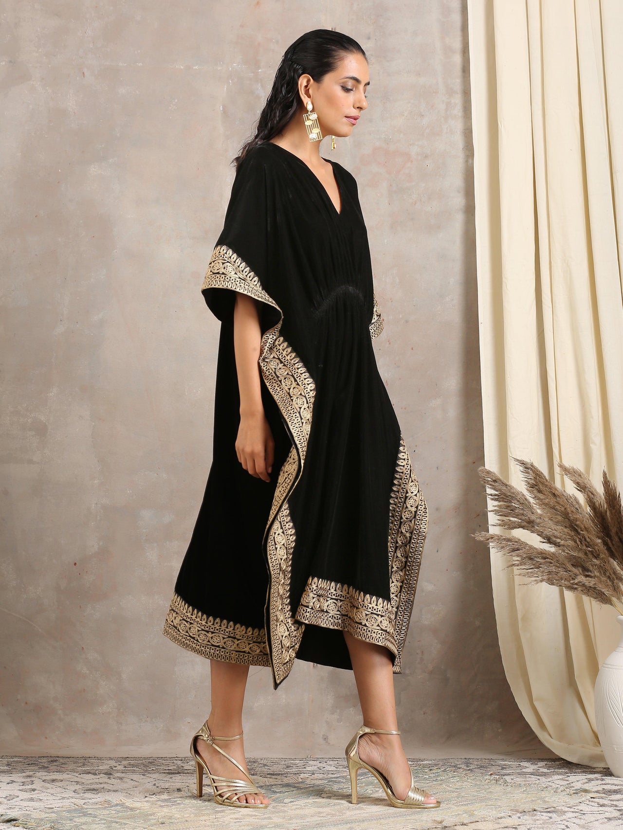 trueBrowns Black Velvet Embroidered Lace Kaftan - Distacart