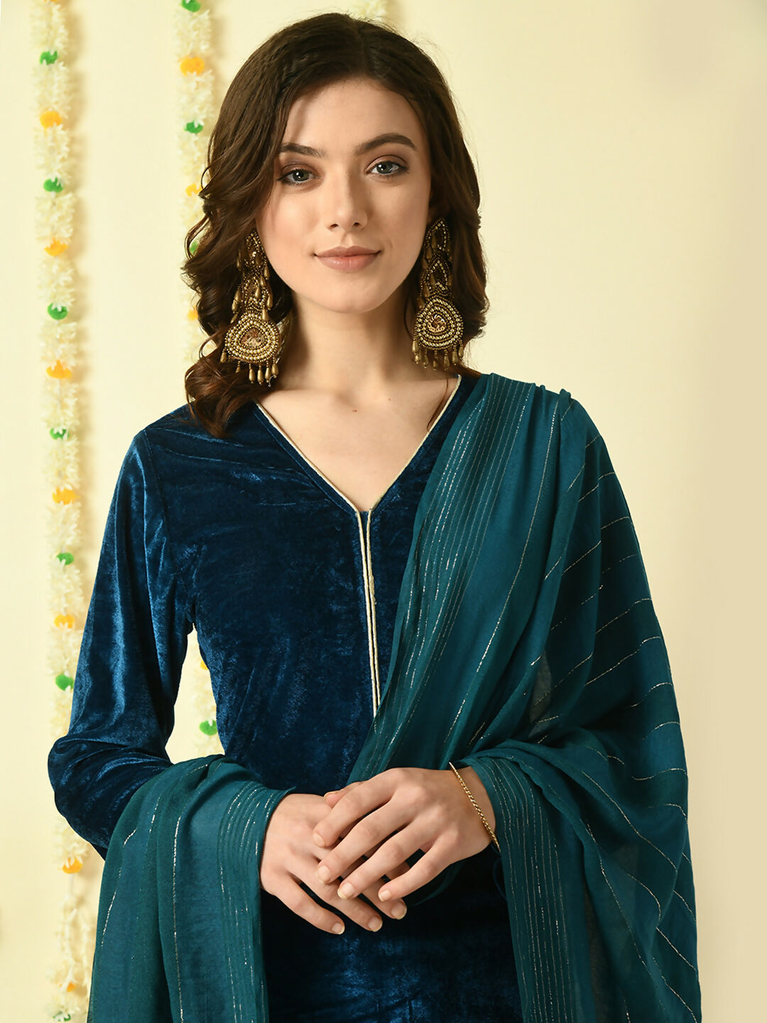 Myshka Women's Teal Velvet Kurta & Trousers With Dupatta Party Sets - Distacart