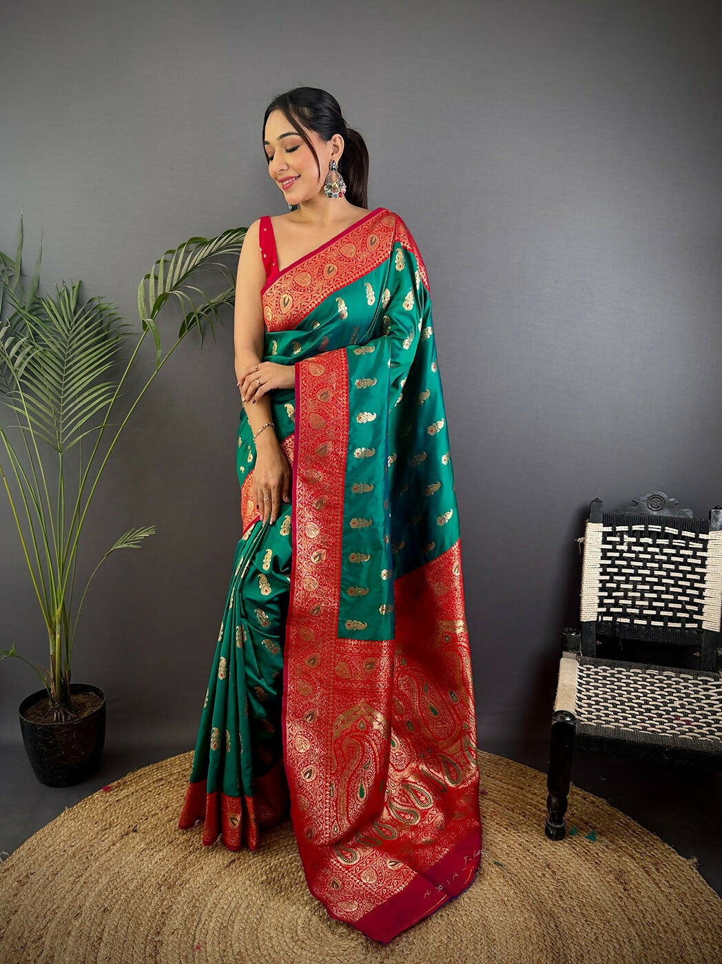 Joban Fashion Banarasi Rama Green Woven Butti Soft Silk Saree