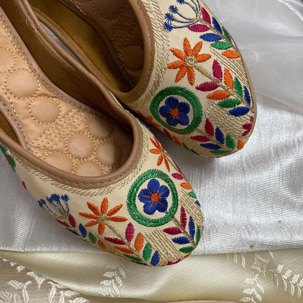 Desi Colour Women Indian Ethnic Footwear-Forest Beauty - Distacart