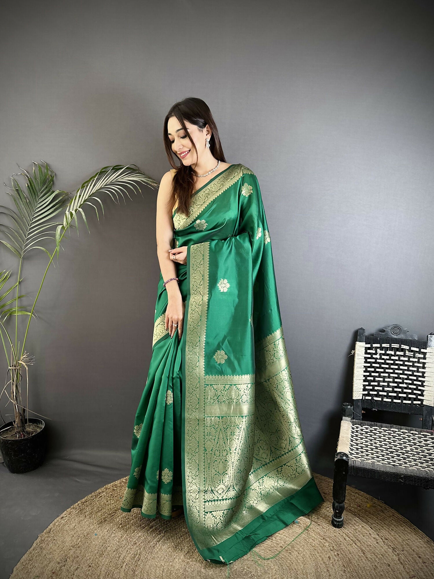Joban Fashion Green Floral Jacquard Woven Design Cotton Silk Banarasi Silk Saree