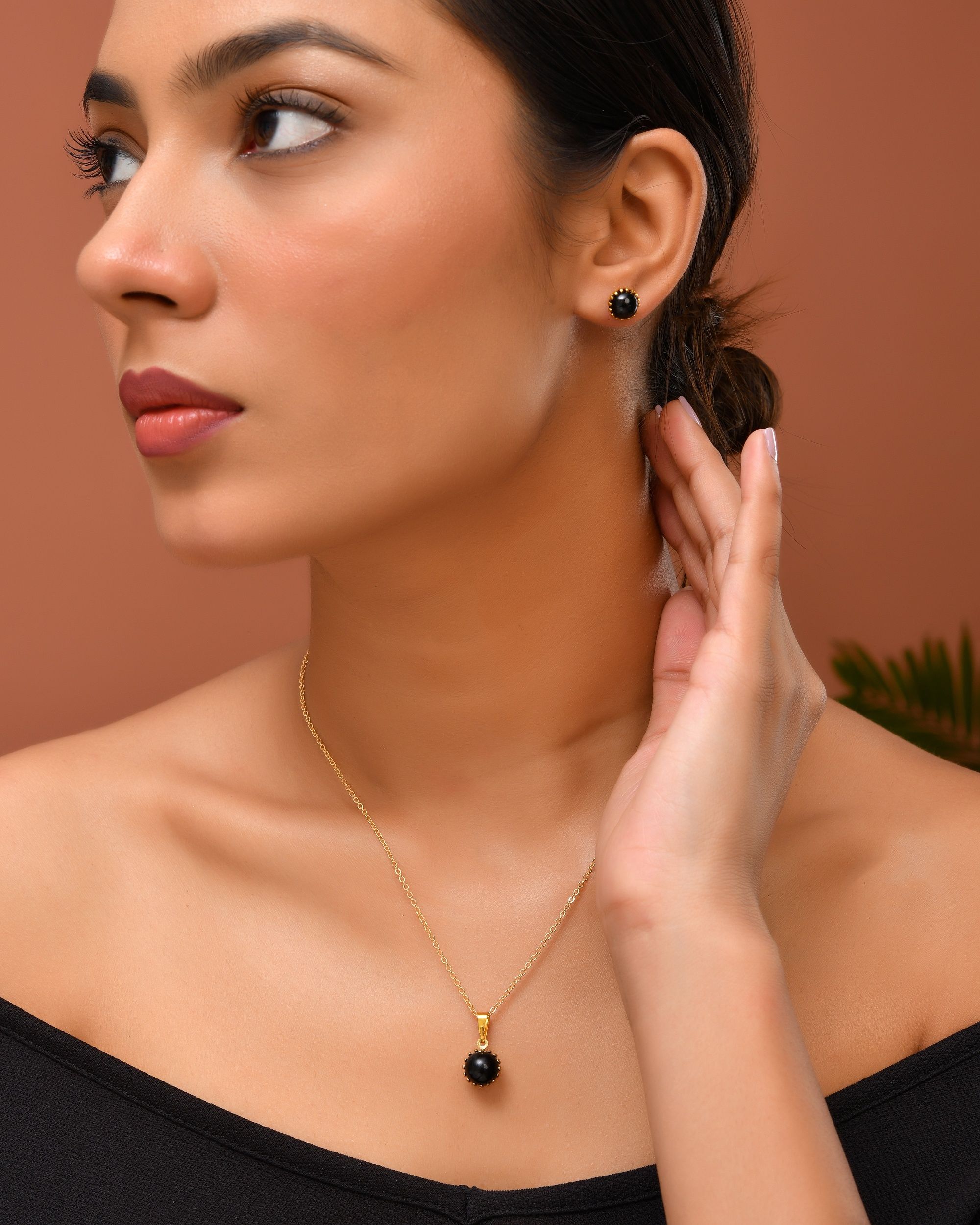 VOJ Gold Polished Stainless Steel Black Pearl Studded Chain Set