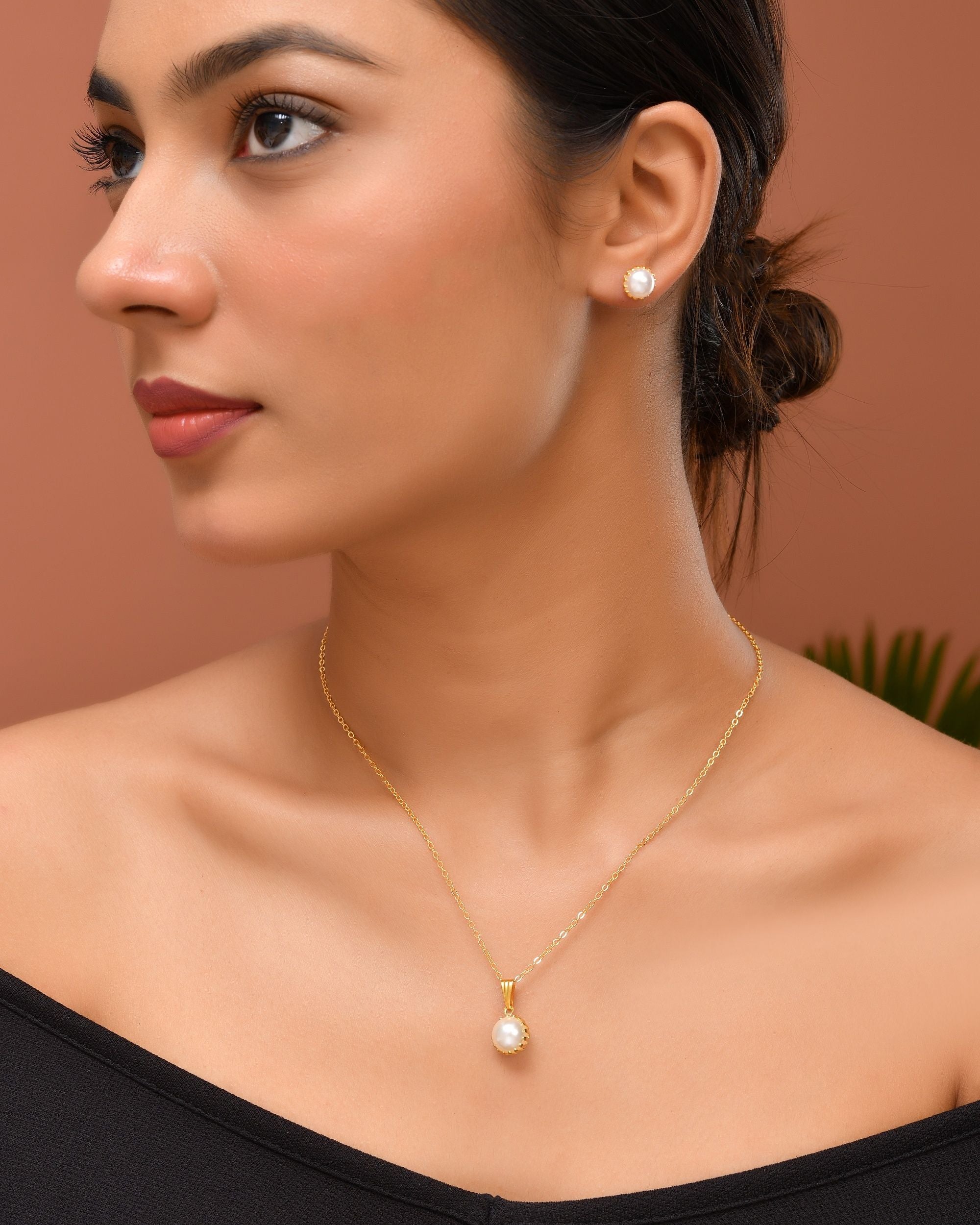 VOJ Gold Polished Stainless Steel White Pearl Studded Chain Set