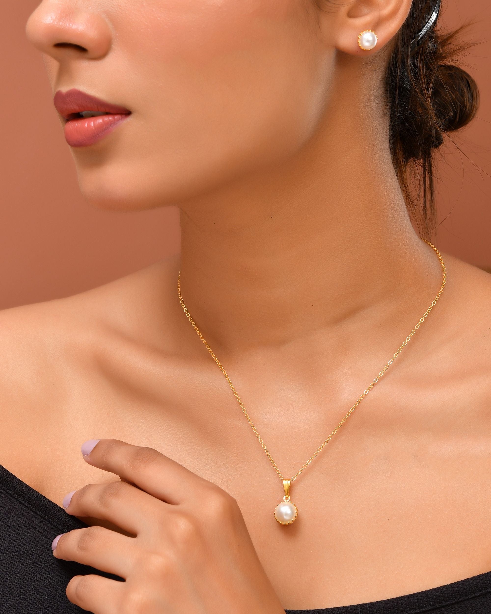VOJ Gold Polished Stainless Steel White Pearl Studded Chain Set