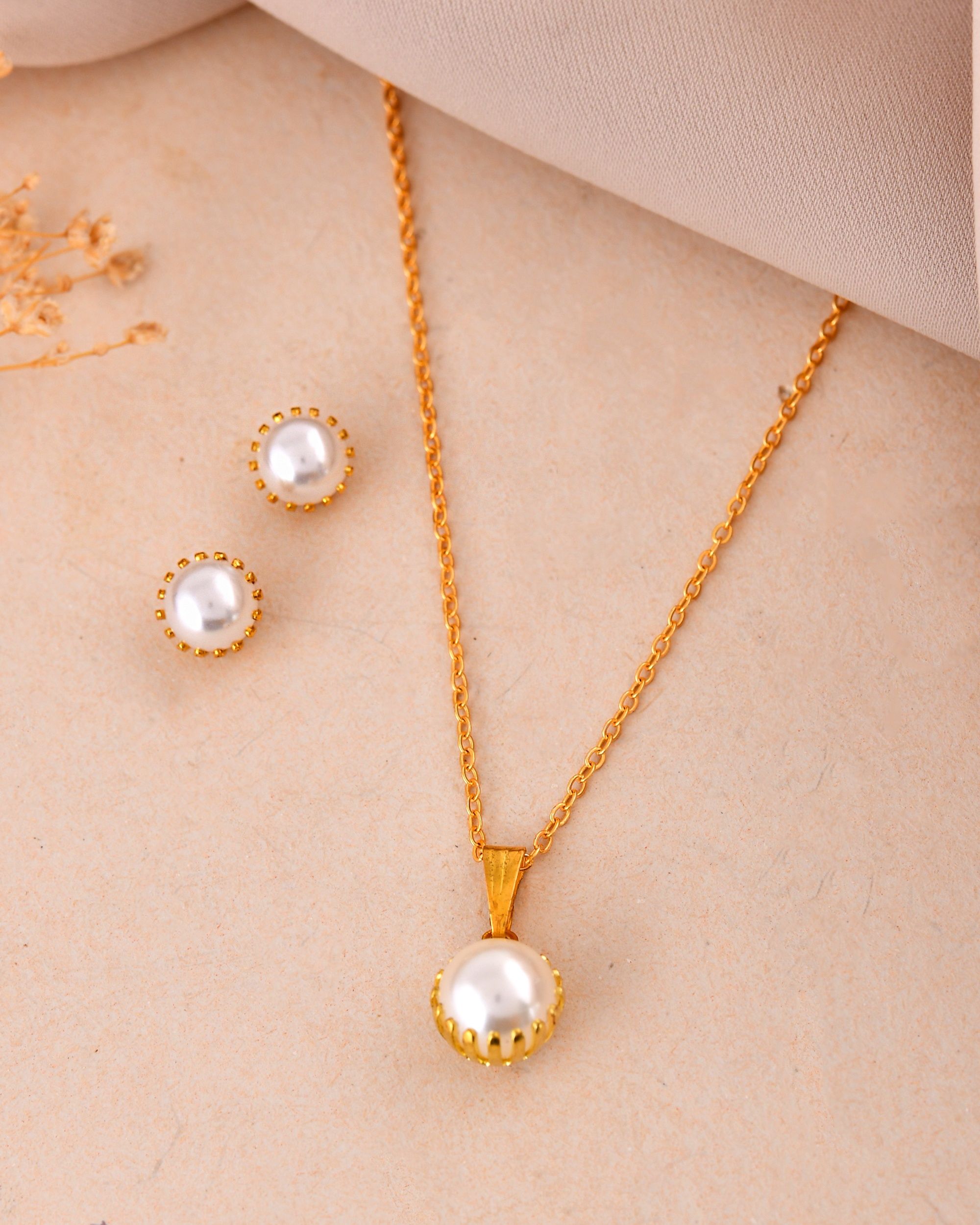 VOJ Gold Polished Stainless Steel White Pearl Studded Chain Set