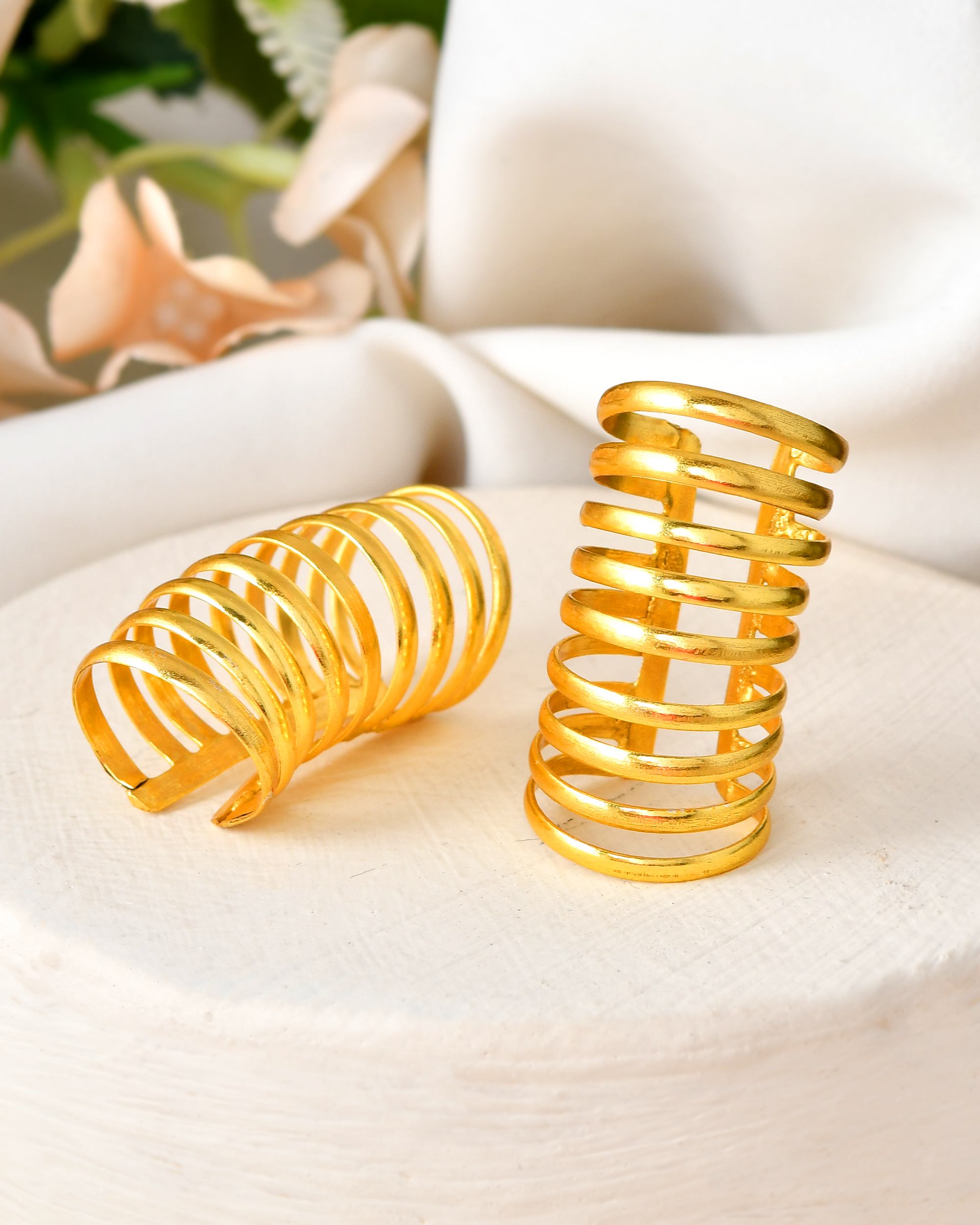 VOJ Gold Polished Circular Openable Ear Cuff