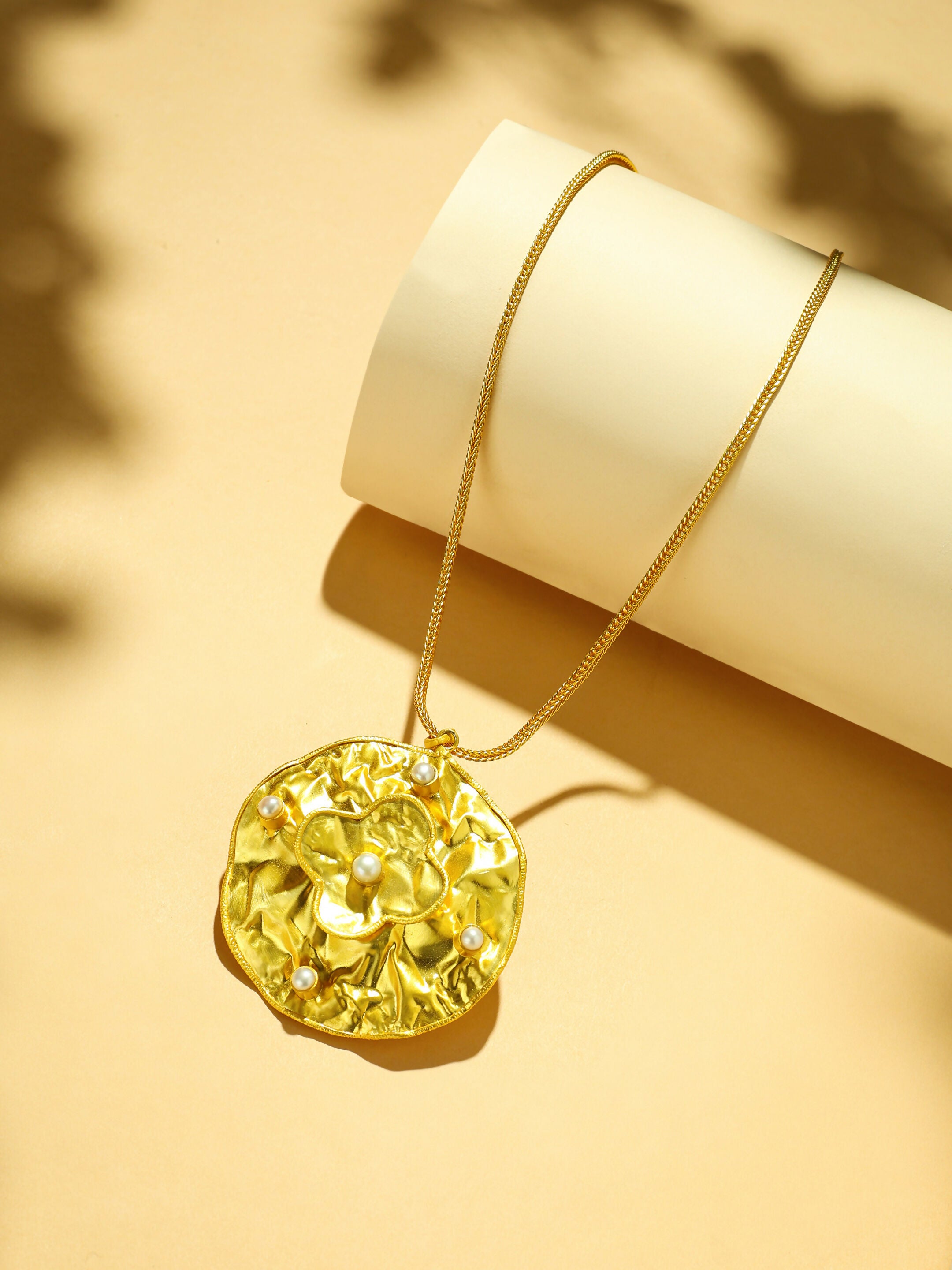 Nuyug 18K Gold-Plated Pearl Embellished Minimal Chain Textured Surface Floral Pendant Necklace