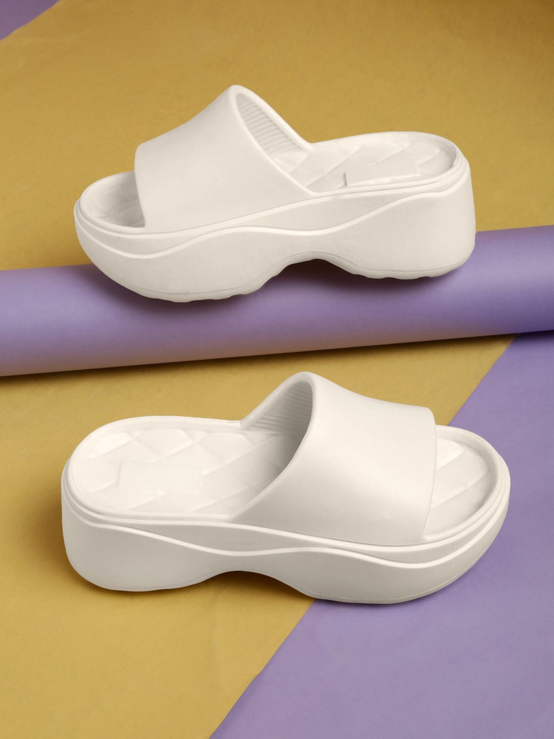 Roadster The Lifestyle Co Women Round Toe Flip Flops