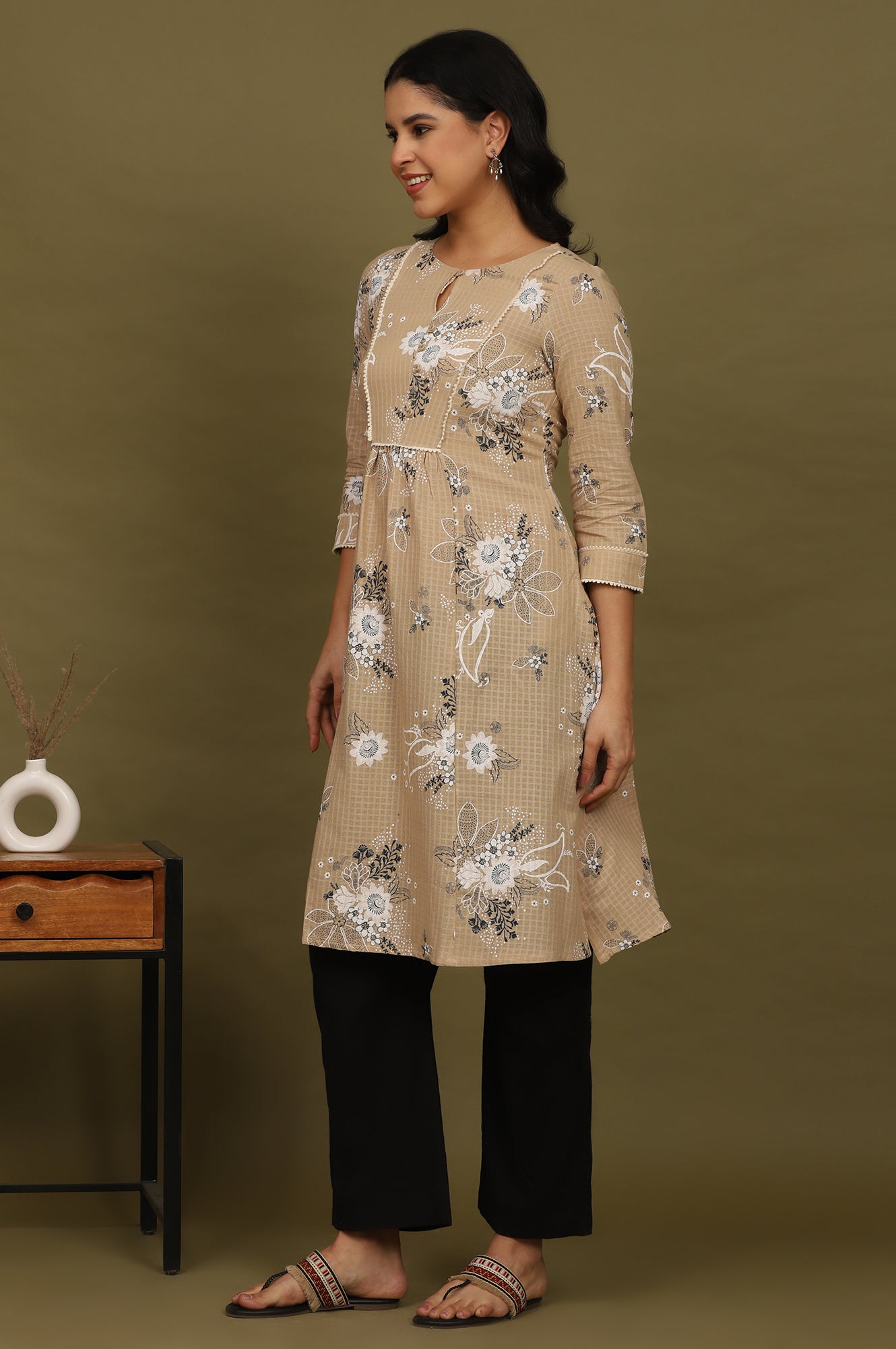 https://cdn.shopify.com/s/files/1/0722/3148/5636/files/W11585-124186_4_0185a810-66a8-4e38-9fd6-eb4c8d98ff1b.jpg?v=1760493781