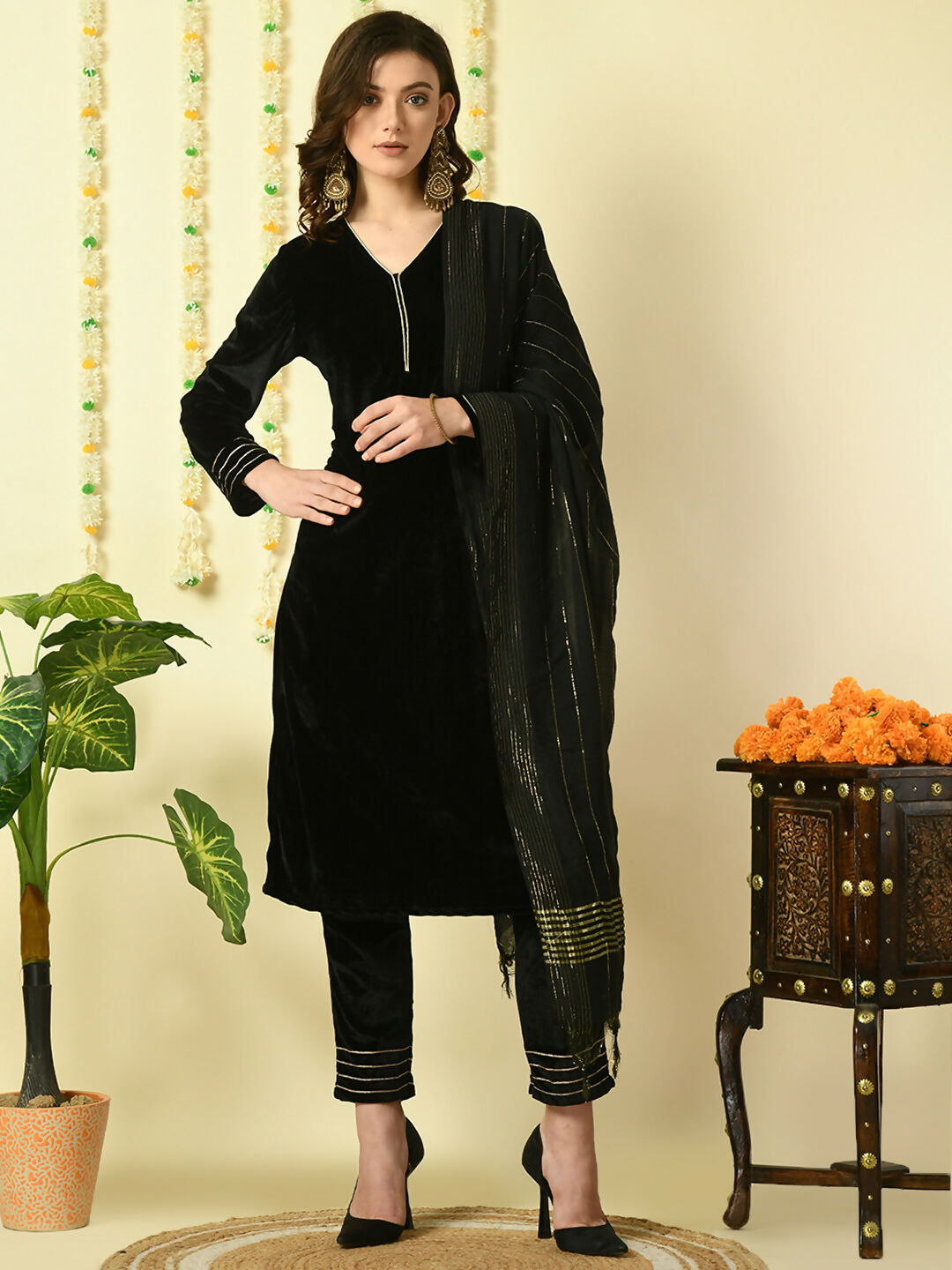 Myshka Women's Black Velvet Kurta & Trousers With Dupatta Party Sets - Distacart