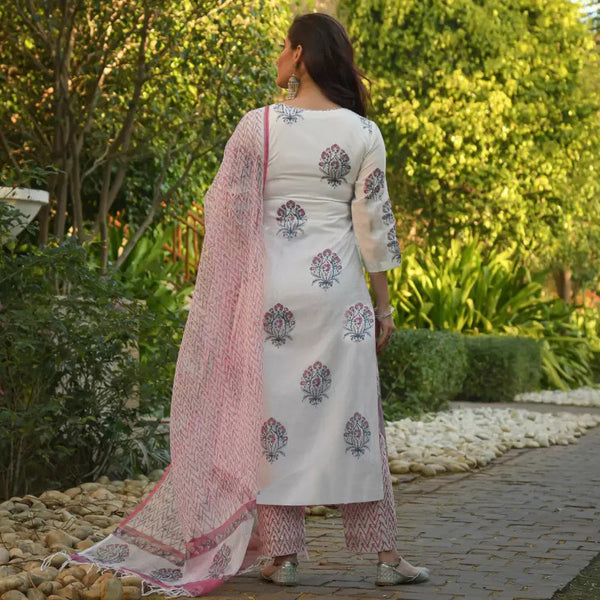 Malishka Women's Printed White Cotton Blend Kurta Set With Dupatta - Distacart