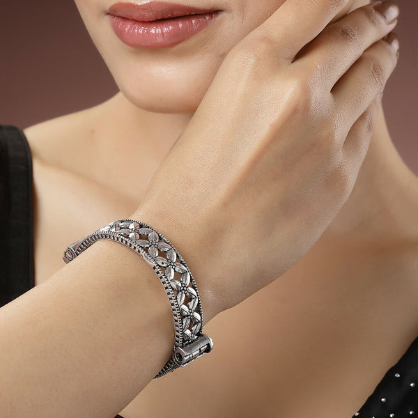 NVR Women's Silver-Toned German Silver Oxidised Kada Bangle - Distacart