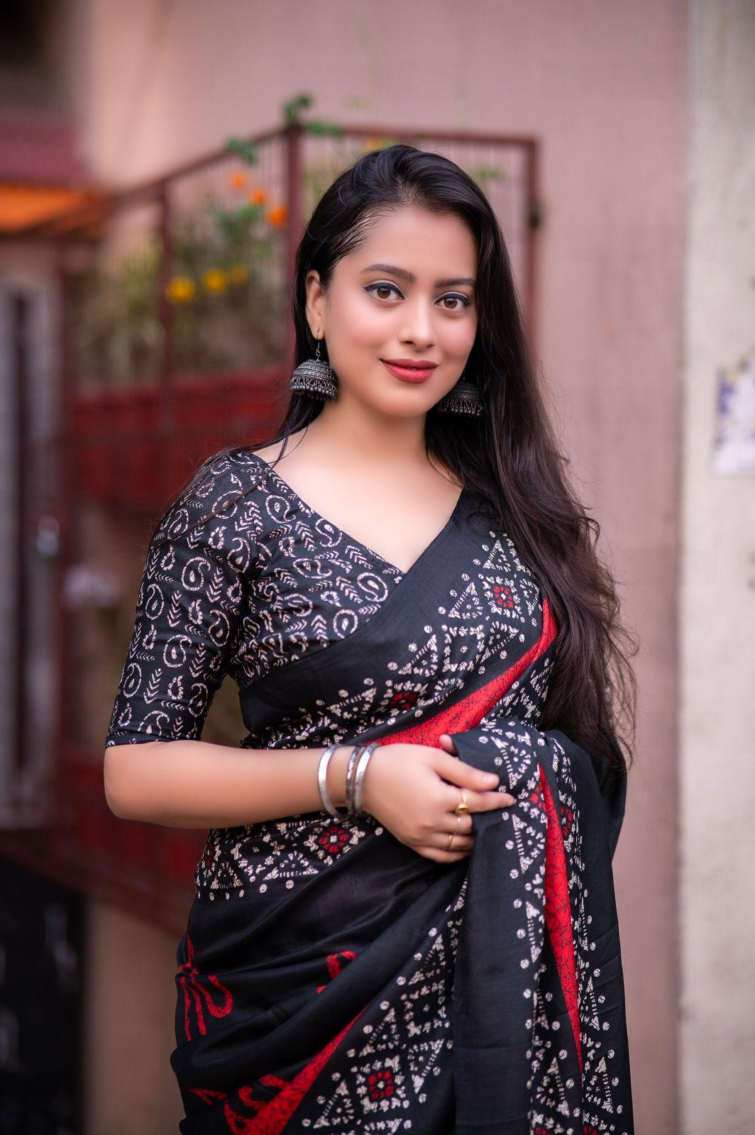 Black Silk Blend Ethnic Motifs Saree with Unstitched Blouse - A2M