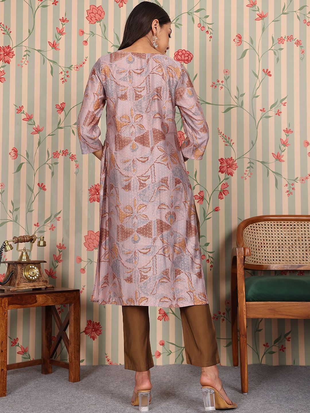 Ode by House of Pataudi Floral Printed Straight Chanderi Silk Kurta with Trousers - Distacart