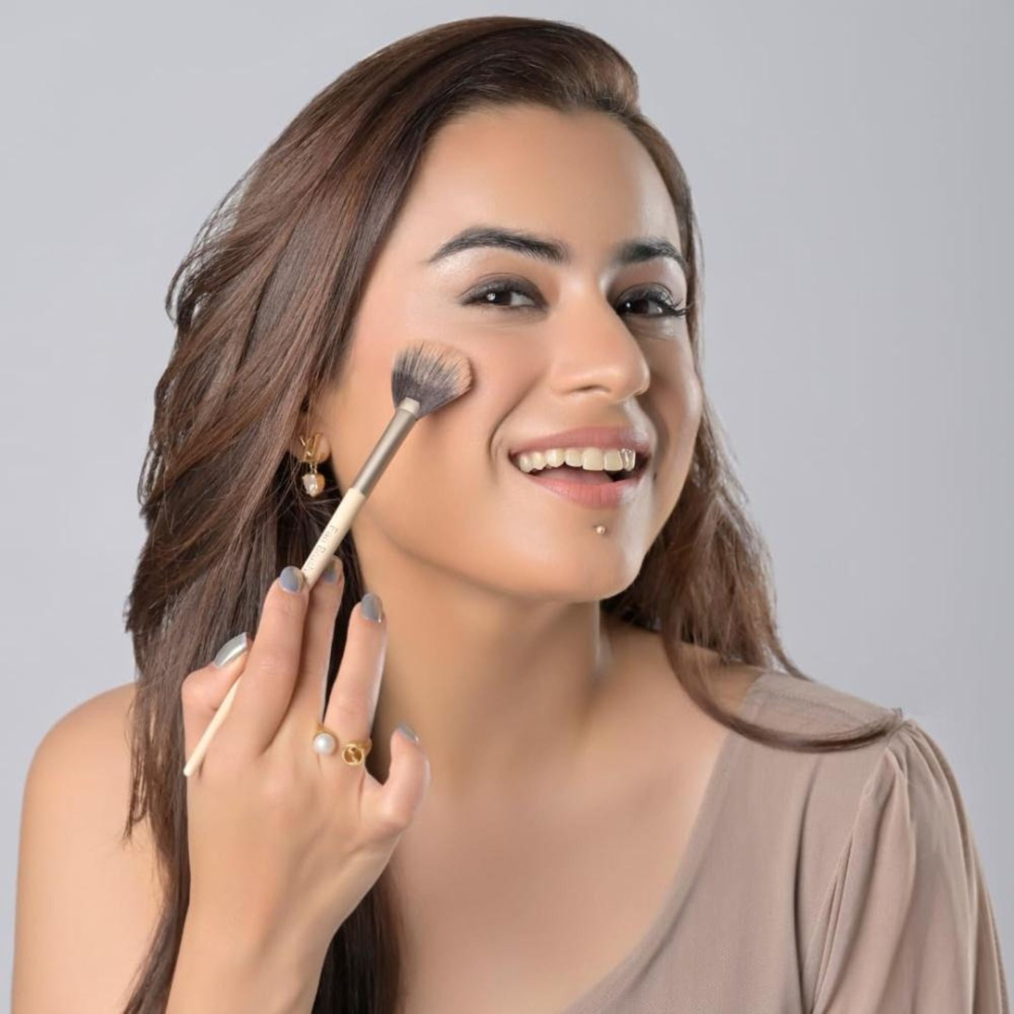 Milagro Beauty Fan Brush 08 - Distacart