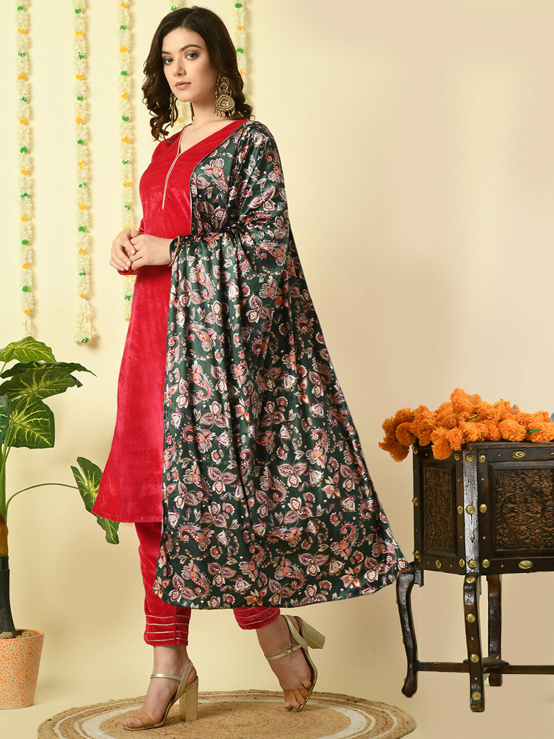 Myshka Women's Pink Velvet Kurta & Trousers With Dupatta Party Sets - Distacart