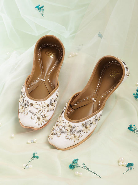 House of Pataudi Women Floral Embellished Mojaris