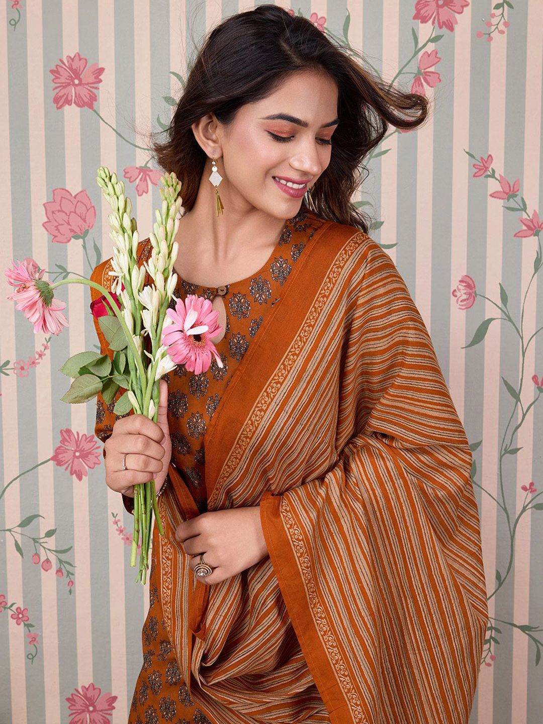 Ode by House of Pataudi Ethnic Motifs Printed Pure Cotton Kurta with Trousers & Dupatta - Distacart