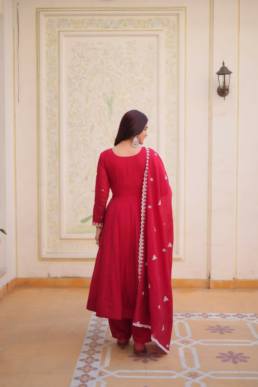 Teeya Creation Womens New Mul Chanderi With Beads Embroidery-Work Kurta Set - Dista