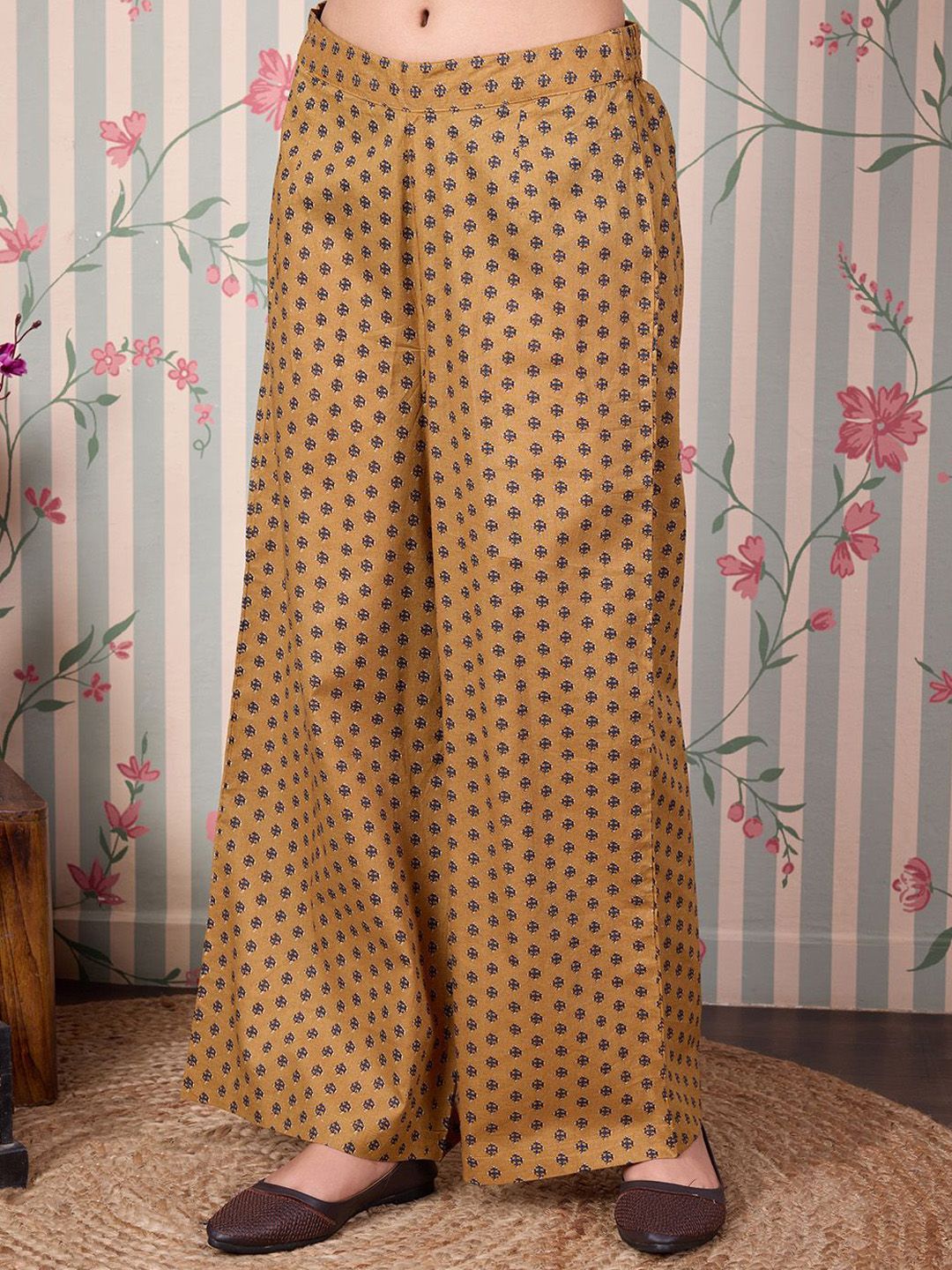 Ode by House of Pataudi Floral Printed Regular Pure Cotton Kurta with Trousers - Distacart