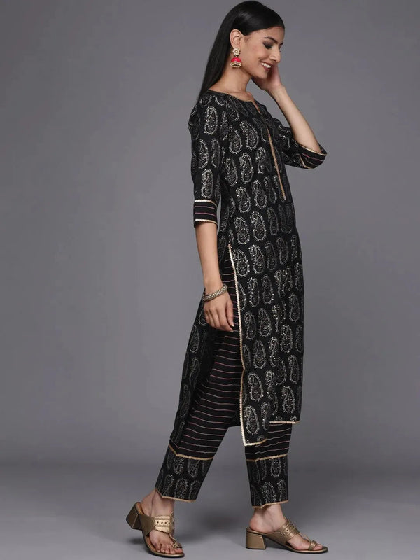https://cdn.shopify.com/s/files/1/0341/4805/7228/files/black-printed-silk-blend-straight-kurta-with-dupatta-libas-2.jpg?v=1738921804