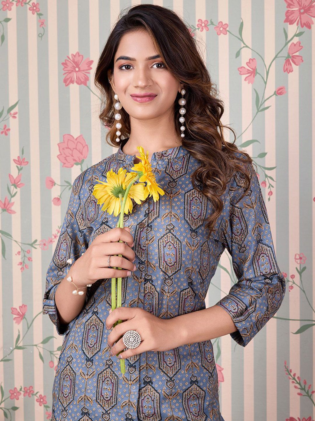 Ode by House of Pataudi Floral Printed Regular Pure Cotton Kurta with Trousers - Distacart