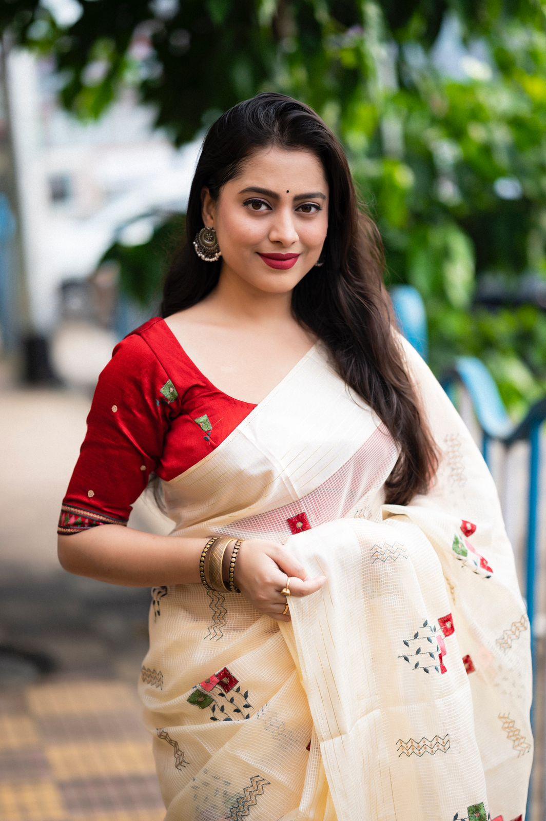 Cream Silk Blend Ethnic Motifs Saree with Unstitched Blouse - A2M