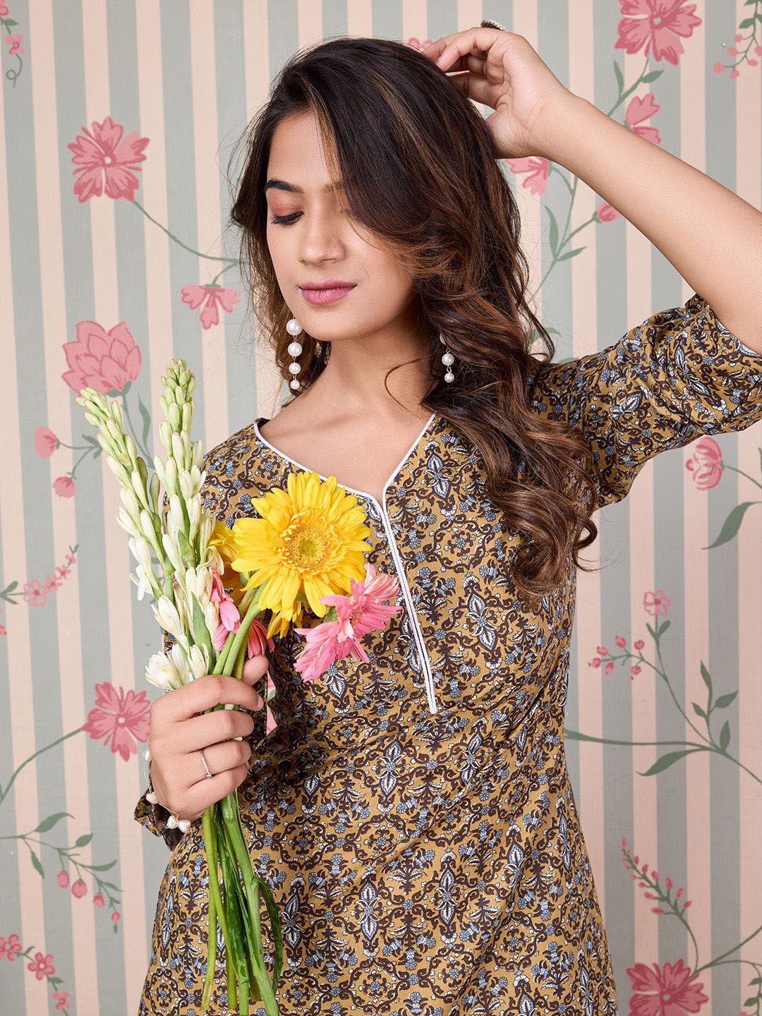 Ode by House of Pataudi Floral Printed Regular Pure Cotton Kurta with Trousers - Distacart