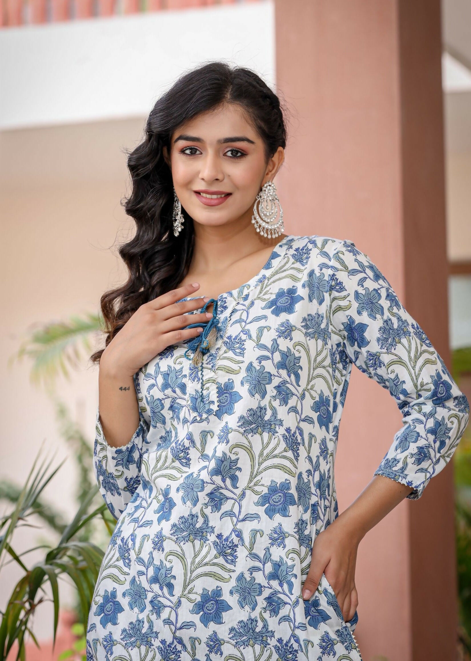 Kaajh Women's White Blue Floral Print Kurta Pant Set - Distacart