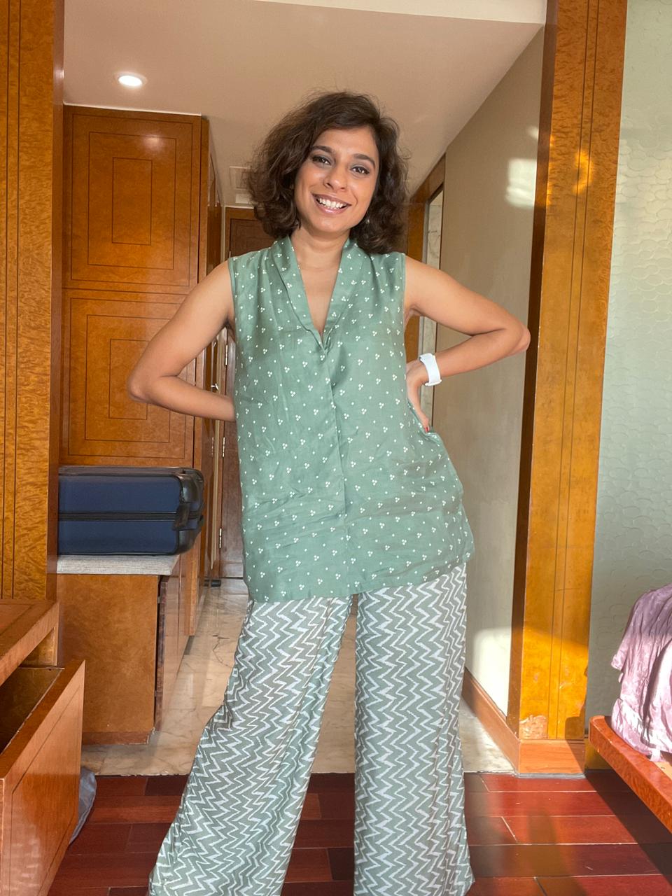 trueBrowns Light Green Bandhani Printed Silk Sleevesless Jacket Pant Set - Distacart
