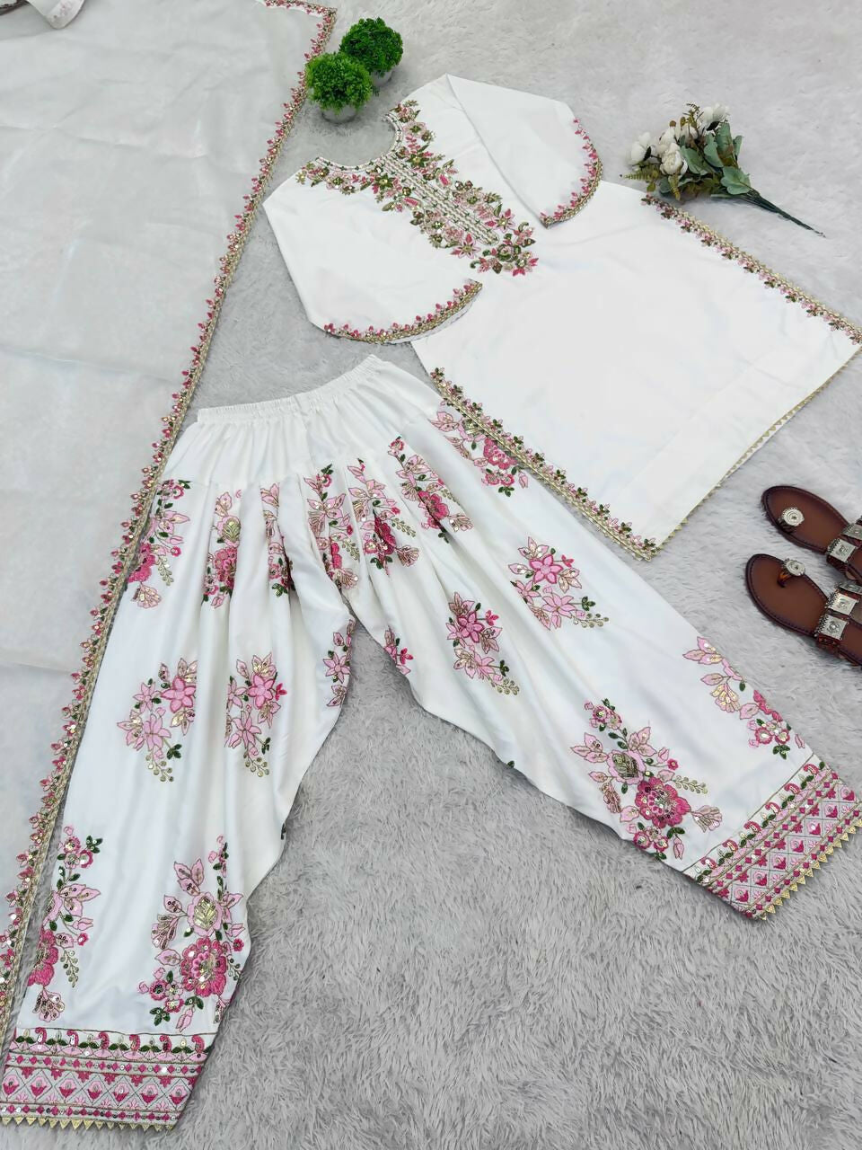 Teeya Creation Womens Trendy Stylish Embroidery Thread Work Kurta Set - Dista