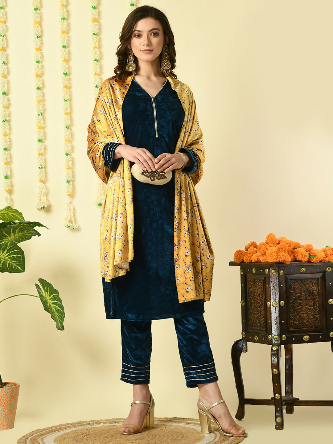 Myshka Women's Teal Velvet Kurta & Trousers With Dupatta Party Sets - Distacart