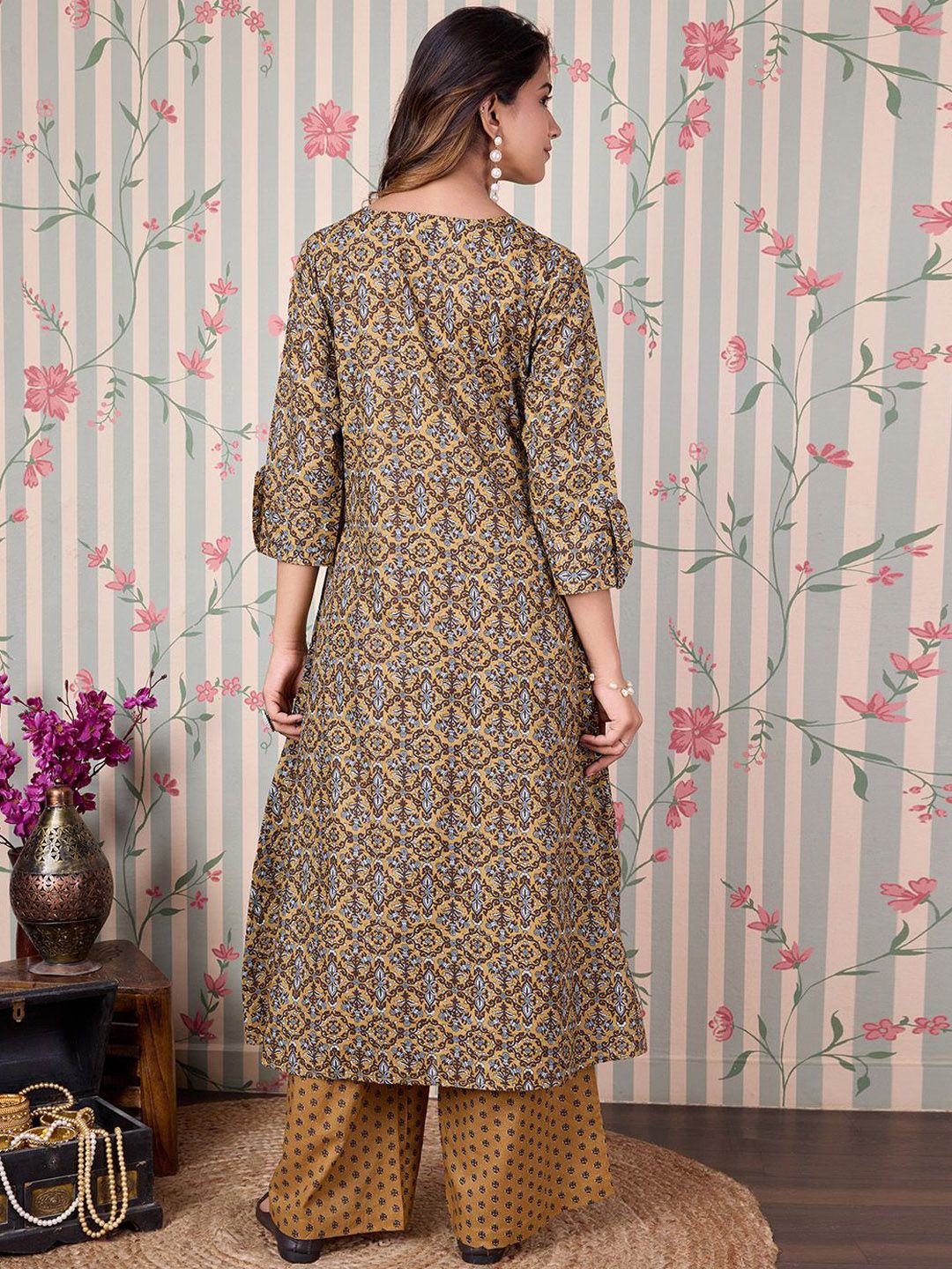 Ode by House of Pataudi Floral Printed Regular Pure Cotton Kurta with Trousers - Distacart