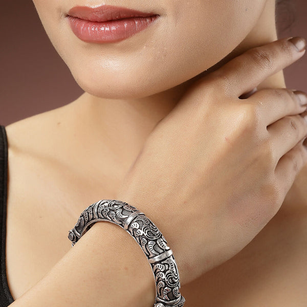 NVR Women's Silver-Toned German Silver Oxidised Kada Bangle - Distacart