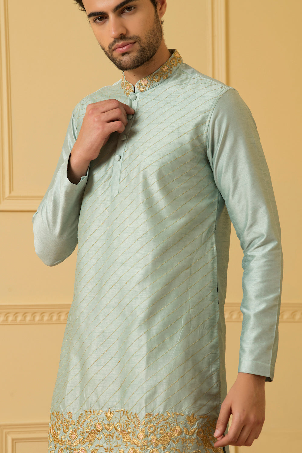 Zari Embroidered Kurta by Hilo Design