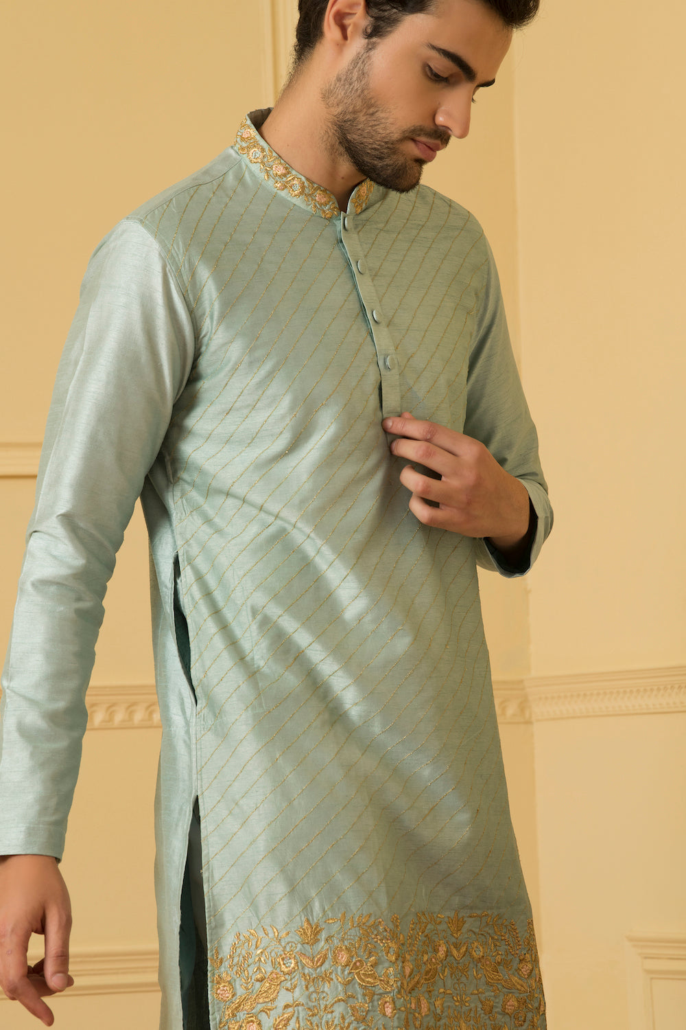 Zari Embroidered Kurta by Hilo Design