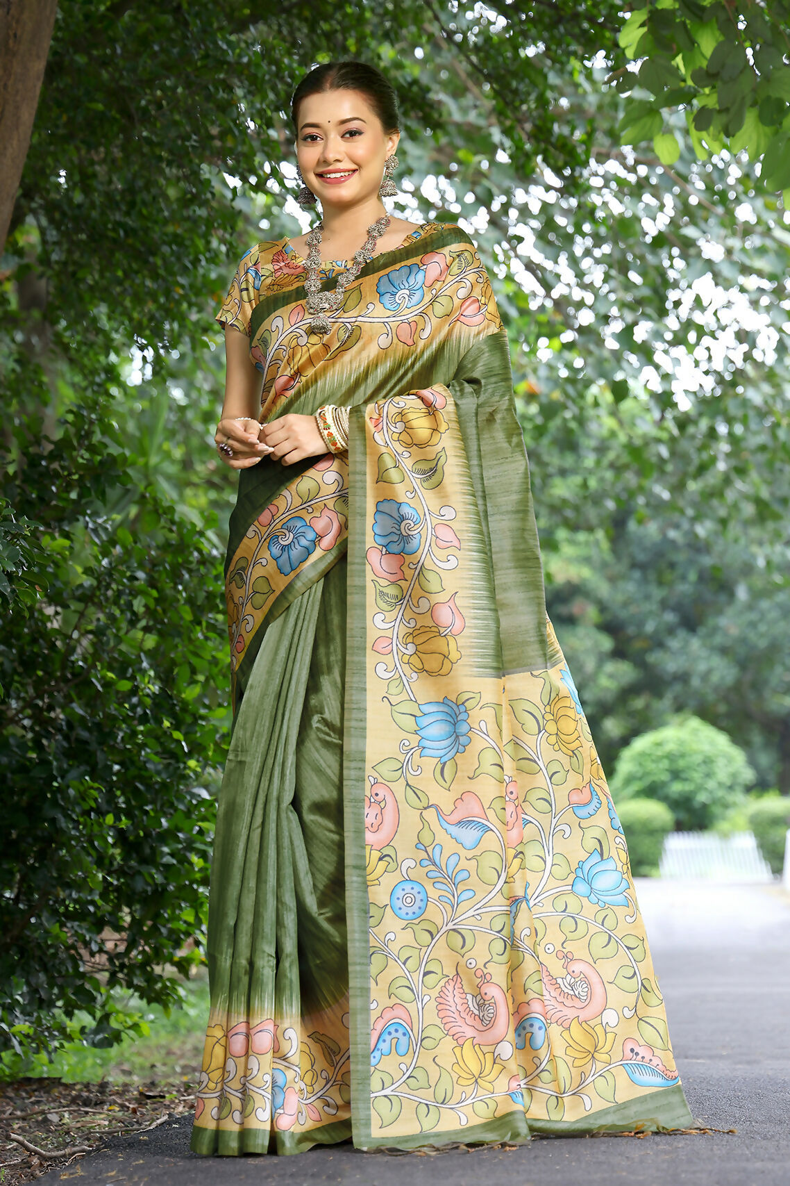 KAJAL_LOTUS_MAHENDI (1)