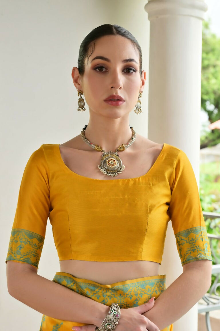Vishnu Weaves Women's Yellow Handloom Raw Silk Thread Weaving Saree with Blouse