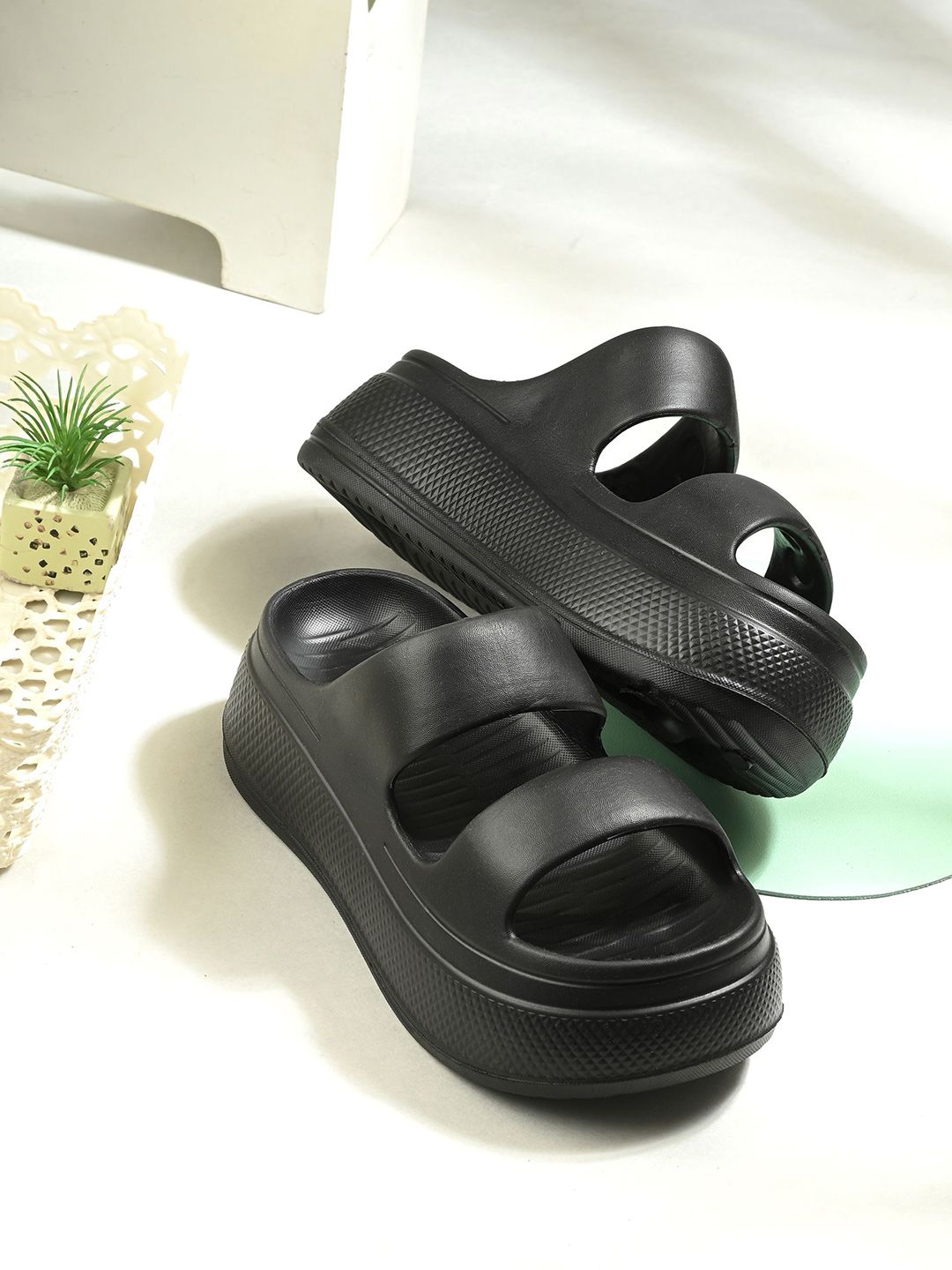 Roadster The Lifestyle Co Women Sliders Flip Flops