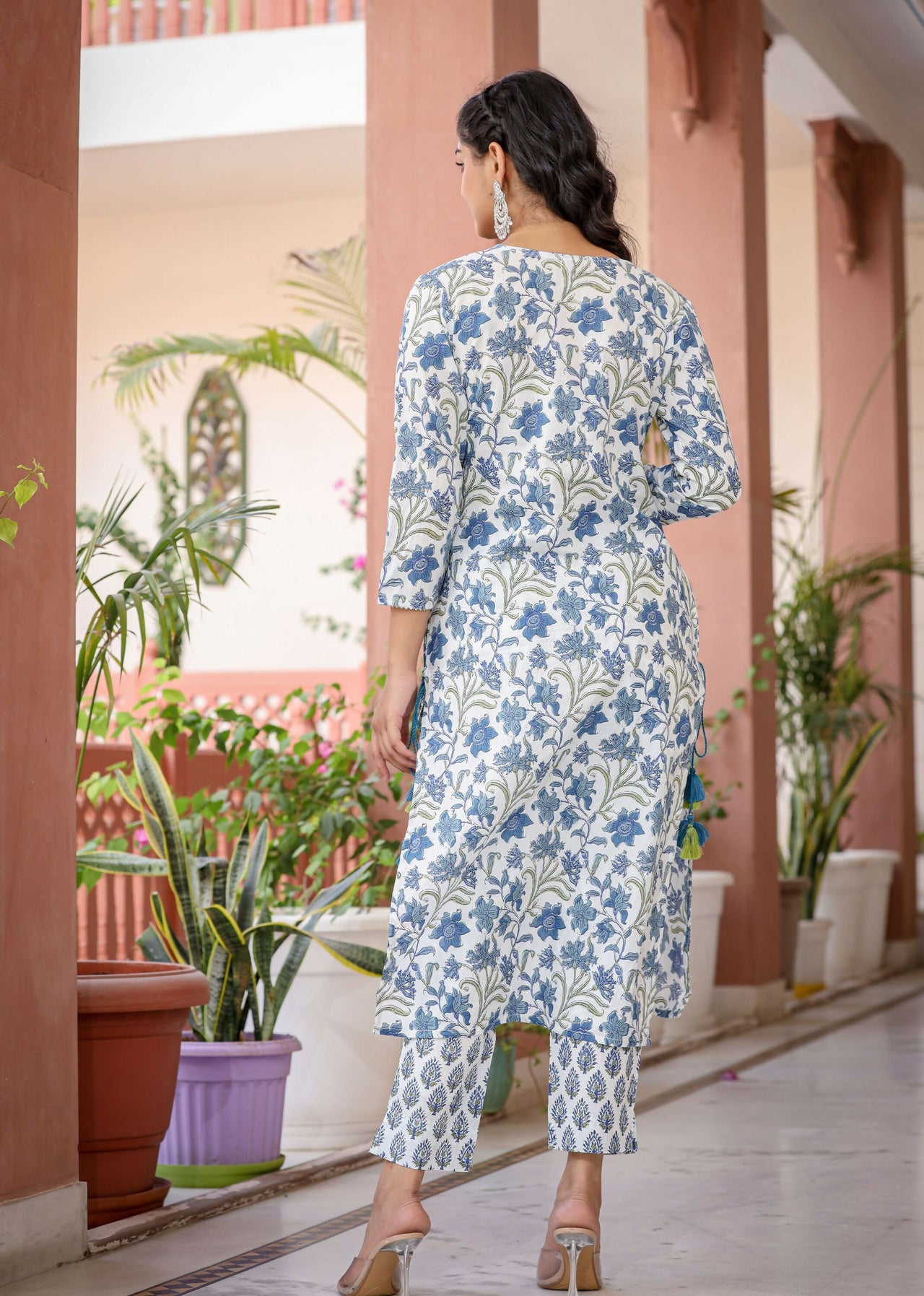 Kaajh Women's White Blue Floral Print Kurta Pant Set - Distacart