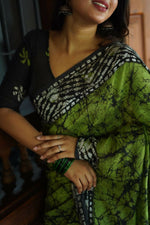 Thumbnail for Arfa Fashion House Green Combination Pure Chanderi Cotton Batik Printed Saree - Distacart