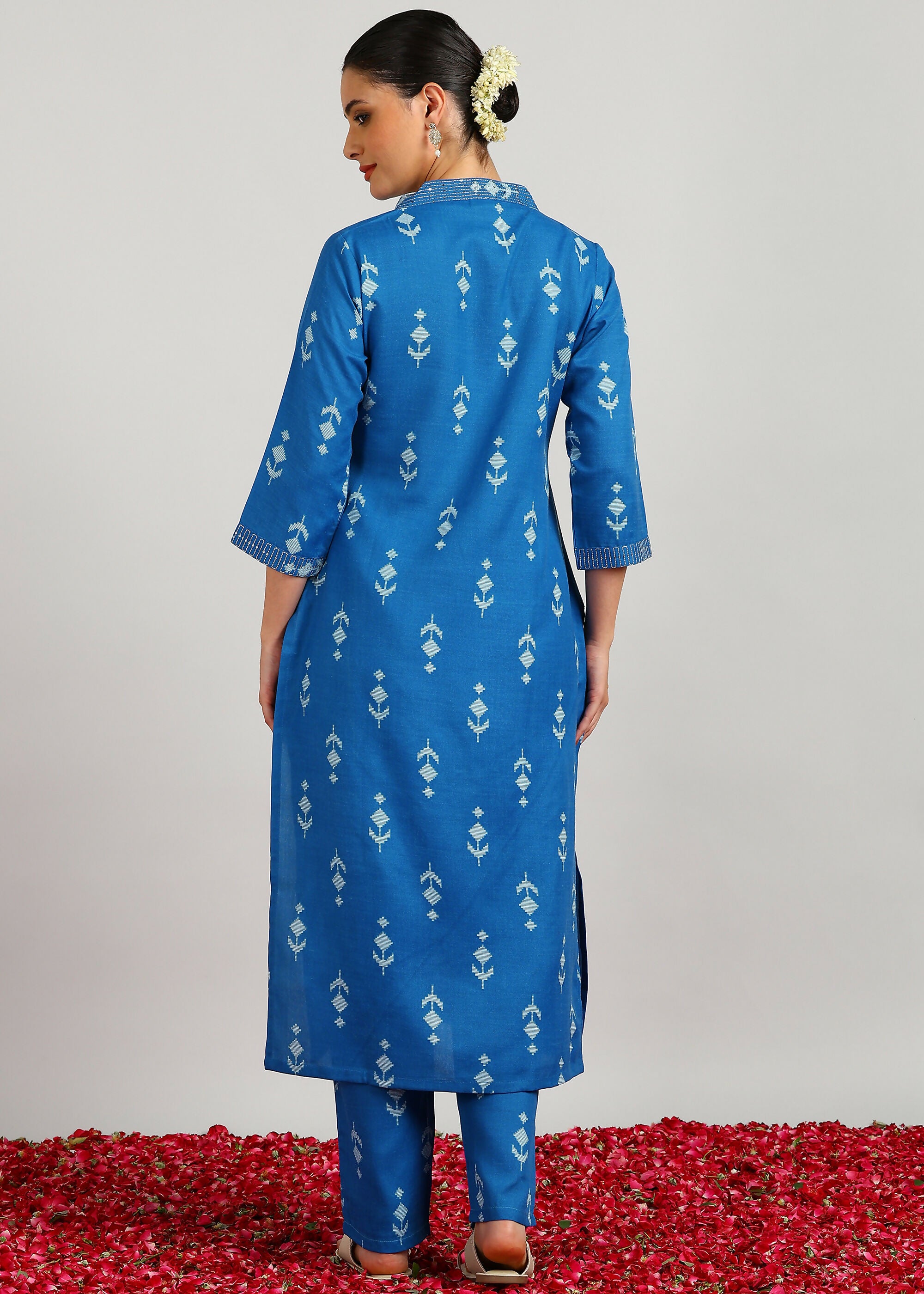 Aavyora Women's Blue Ikat Printed Ethnic Co-ord Set