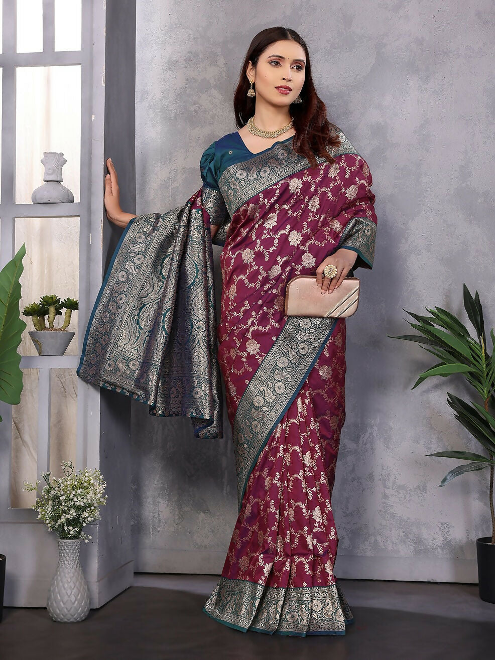Joban Fashion Banarasi Magenta Woven Soft Silk Saree