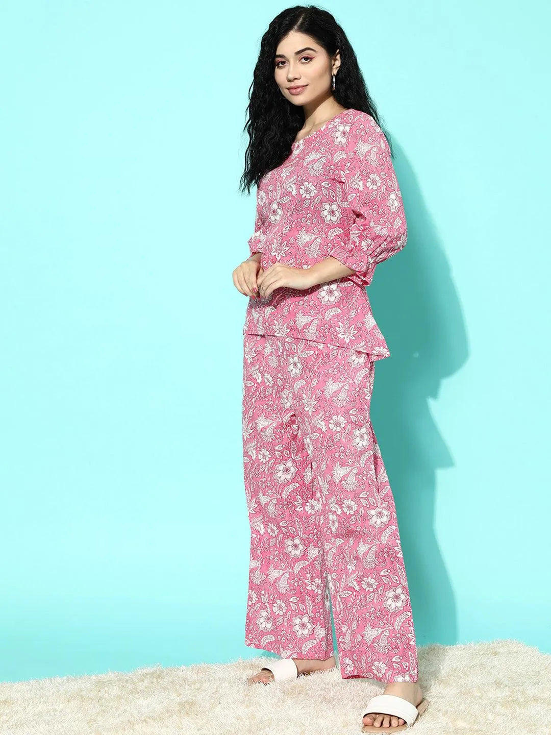 https://cdn.shopify.com/s/files/1/0341/4805/7228/files/pink-printed-cotton-night-suit-libas-4-27556329029782.jpg?v=1738760124