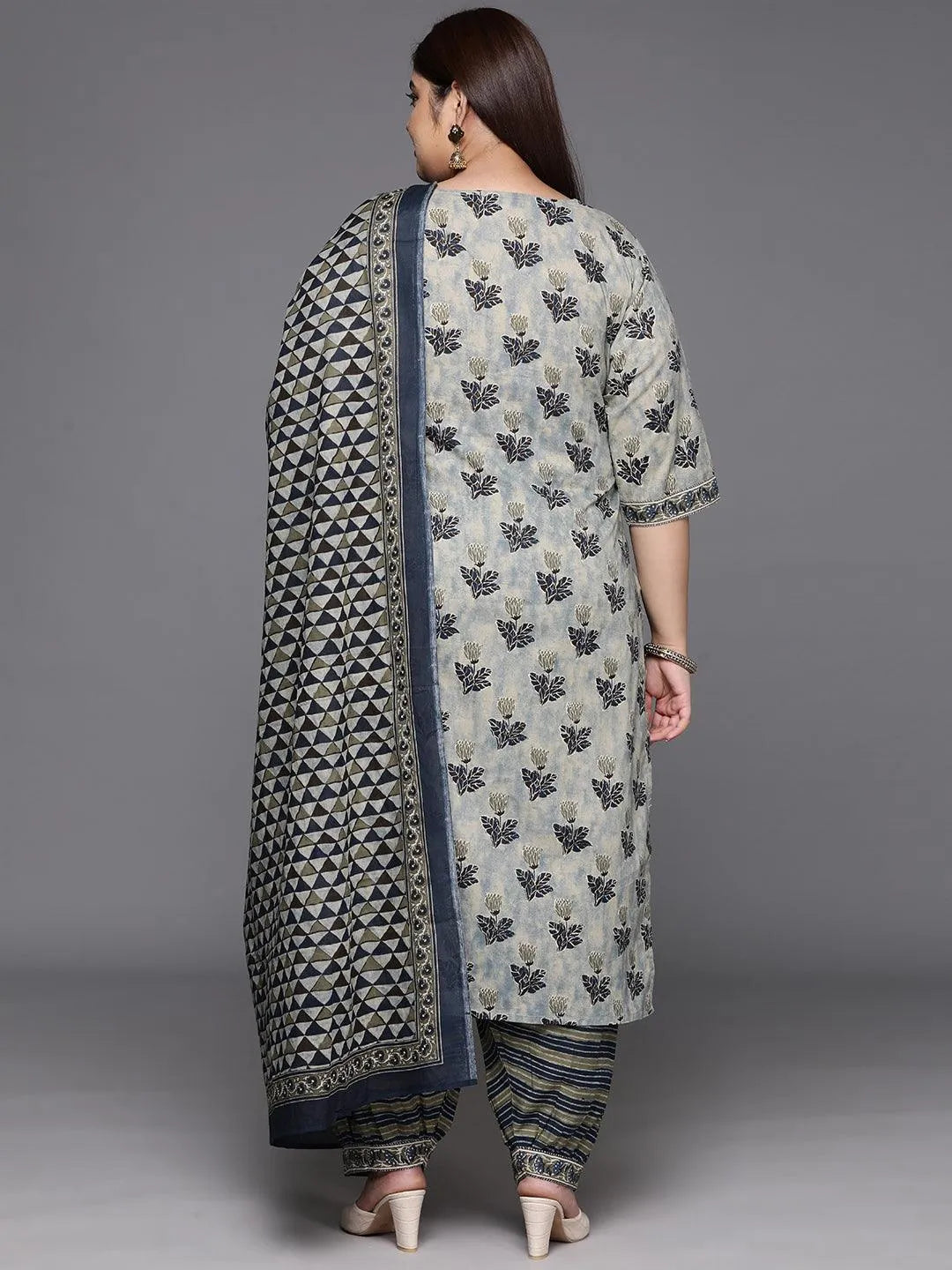 https://cdn.shopify.com/s/files/1/0341/4805/7228/files/plus-size-grey-printed-cotton-straight-kurta-with-salwar-and-dupatta-libas-4.jpg?v=1739541677