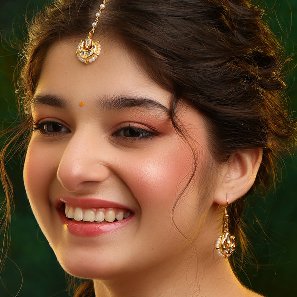 Ruby Raang Kundan Maang Tikka With Earrings